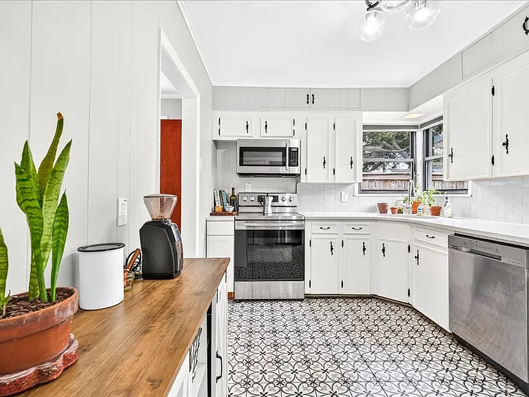 314 Melrose St — Photo 16