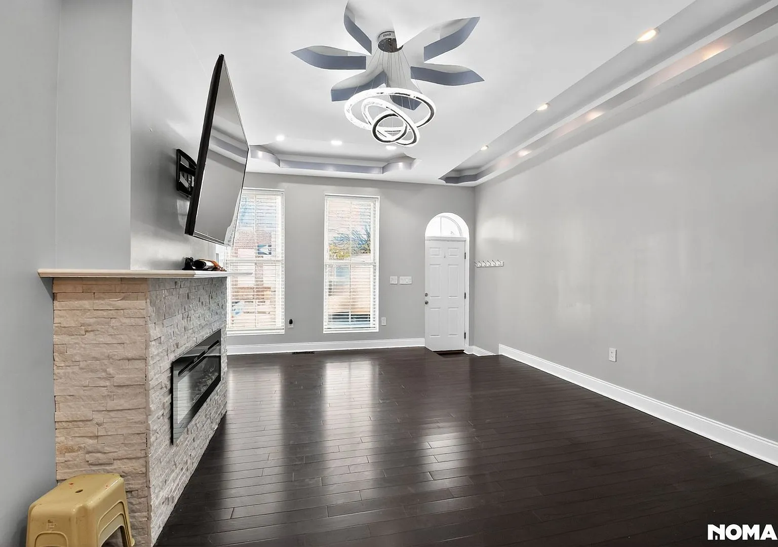 Spacious 6BR Townhome in Baltimore — Photo 2