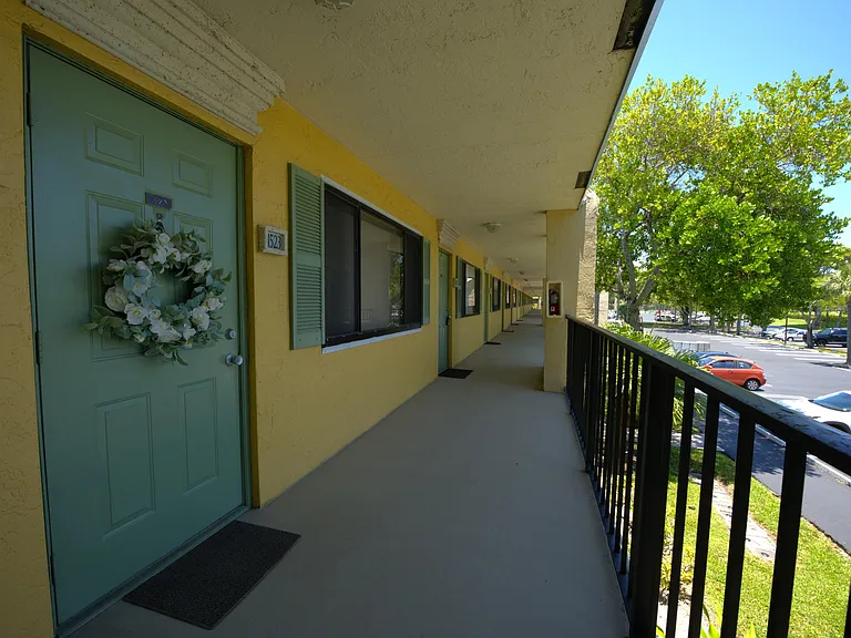 1523 Meadows Cir W — Photo 2