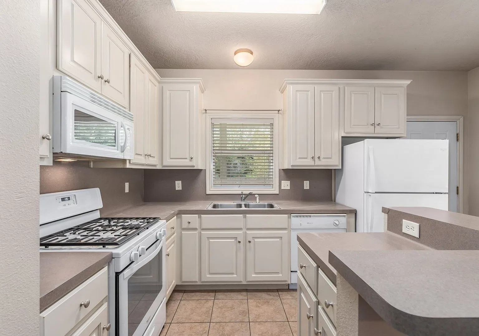 Available Aug 2027! Charming 4 Bed/2.5 Bath in Great Neighborhood Close to TAMU! — Photo 3