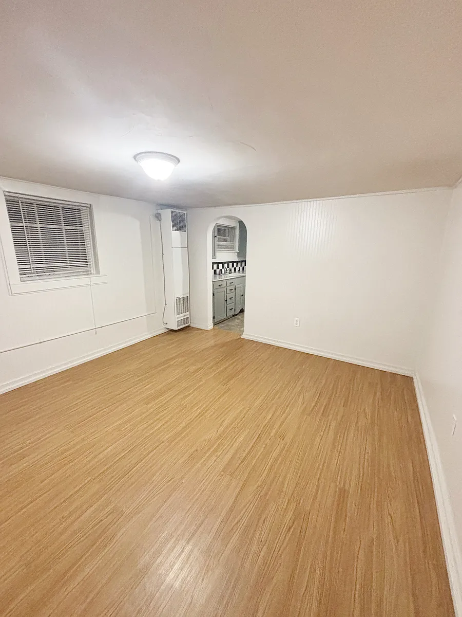 Building Photo - 310 SE Spring St #C
