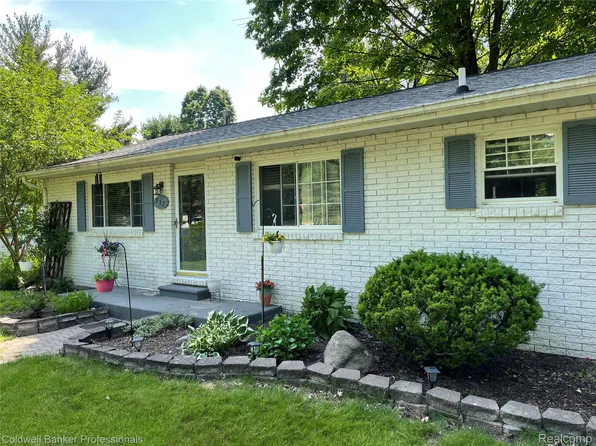 937 State Rd, Fenton, MI 48430