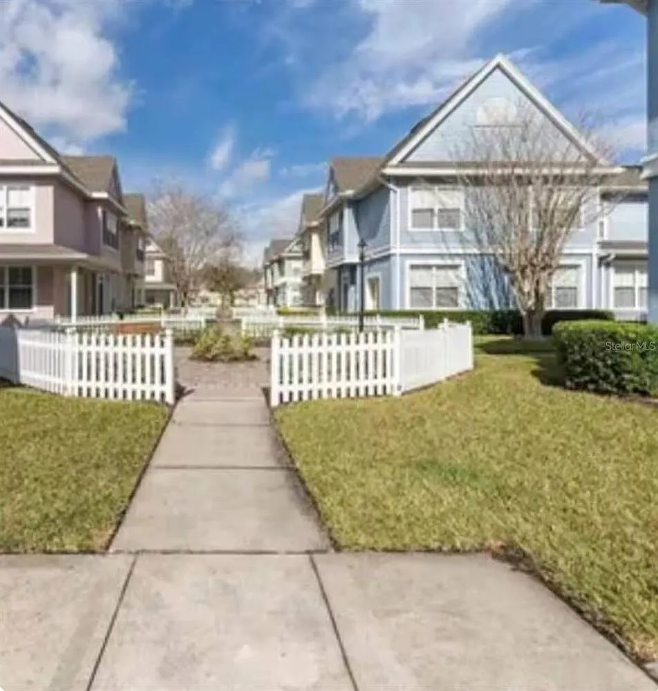 4 bed, 3.0 bath, 1470 sqft, $2,085 — Photo 1