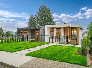 971 Adderley St, North Vancouver, BC V7L1T1