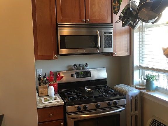 Kitchen (Stove & Microwave)