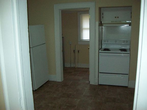 4th image of 1011 Washington St