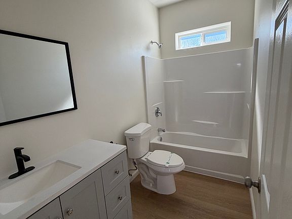 4th image of 556 W Foothill Blvd