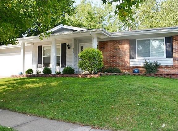 Wonderful curb appeal in heart of Ballwin.