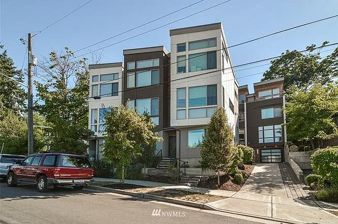 3 bed, 2.5 bath, 1420 sqft, $3,300 — Photo 2