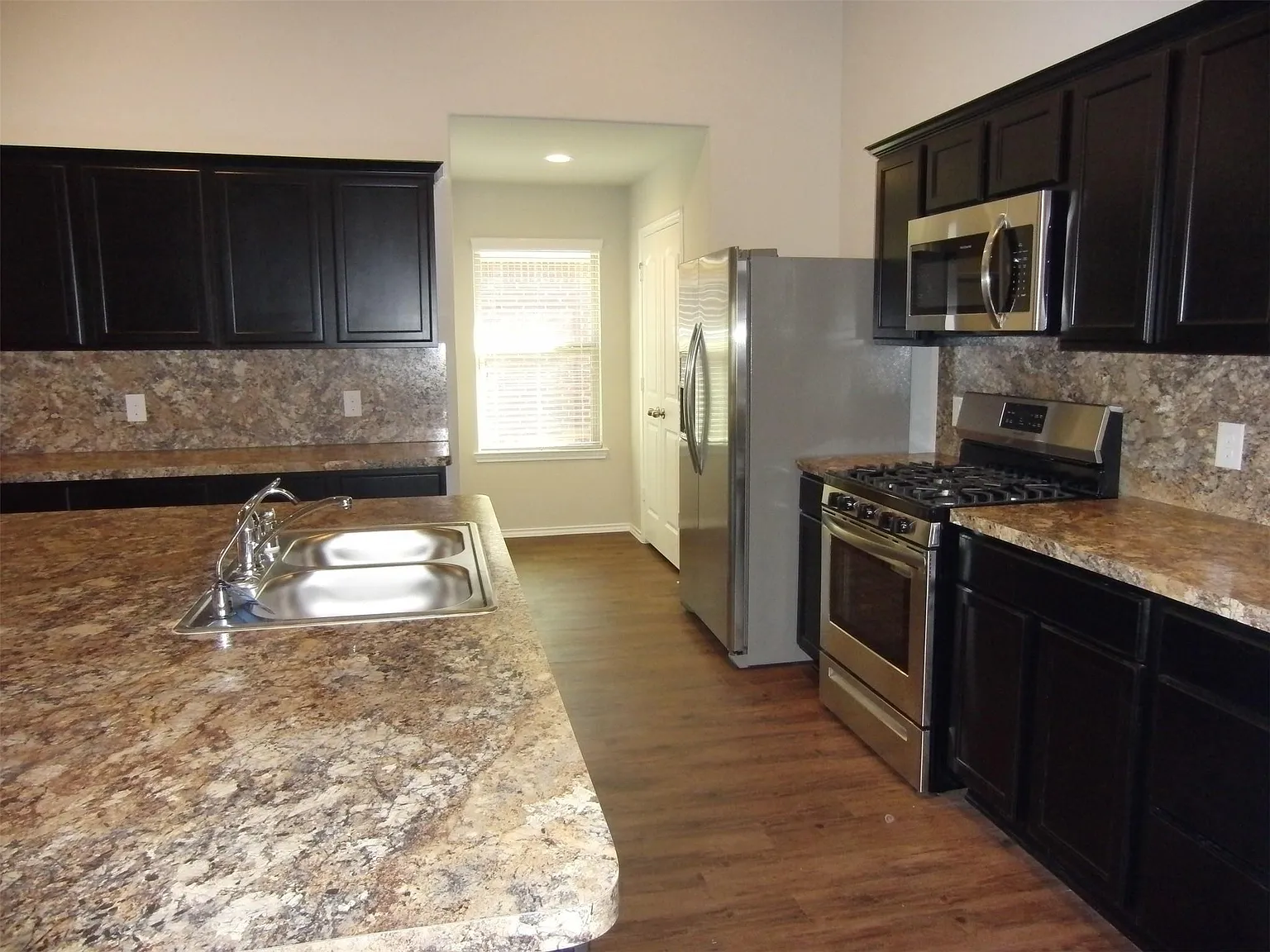 4 bed, 2.0 bath, 2145 sqft, $2,400 — Photo 4