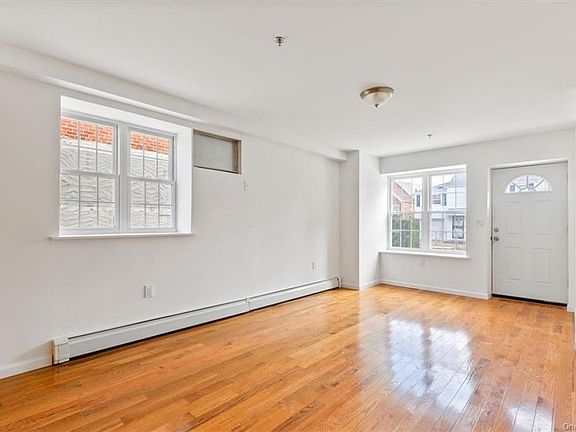 5th image of 557 Logan Ave