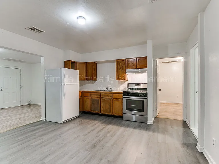 2301 SW 24th St #2 — Photo 6