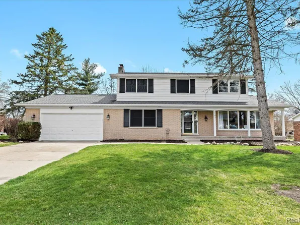 2105 Chalet Dr, Rochester Hills, MI 48309