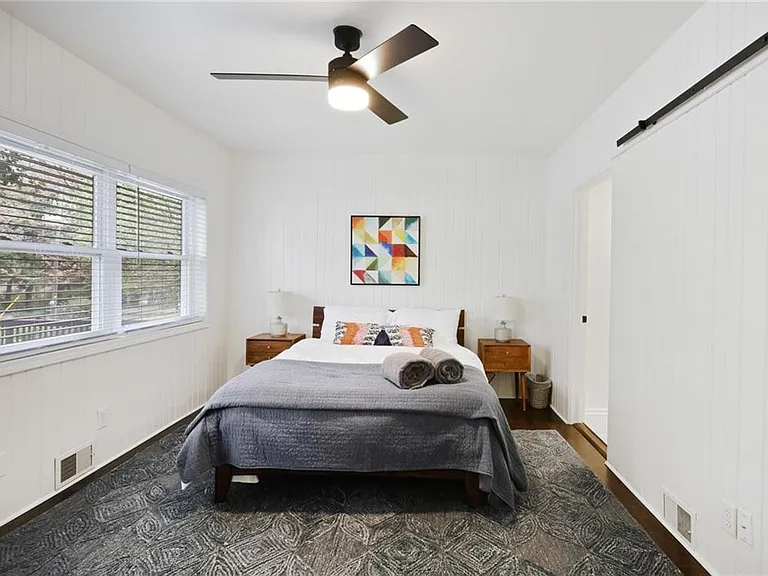 961 E Rock Springs Rd NE — Photo 32