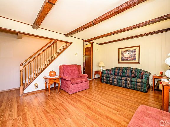 4th image of 10 Lauretta Dr