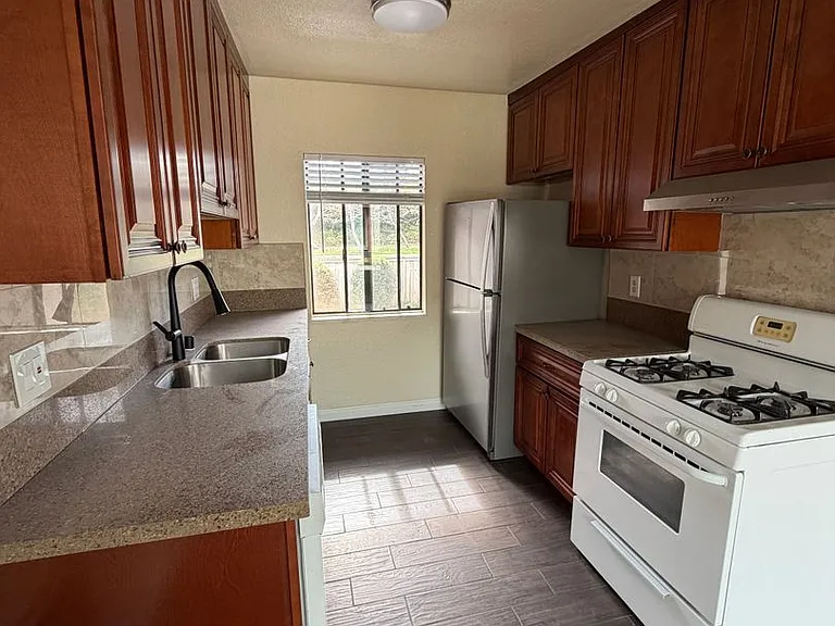 Avenida Las Brisas Apartments — Photo 1