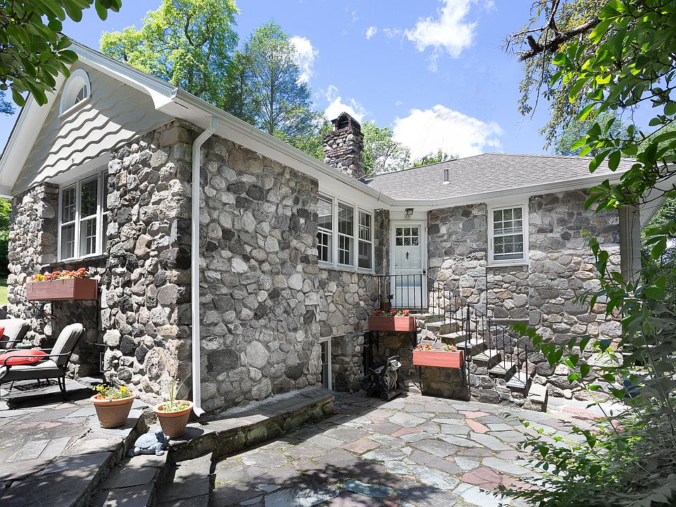 1st image of 28 Woody Brook Ln