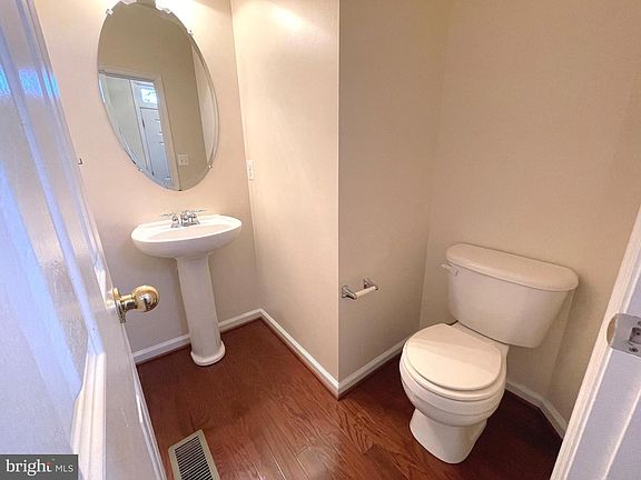 5th image of 46053 W Westbury Blvd