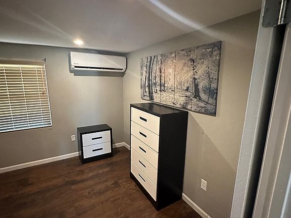 5th image of 309 Hackberry St