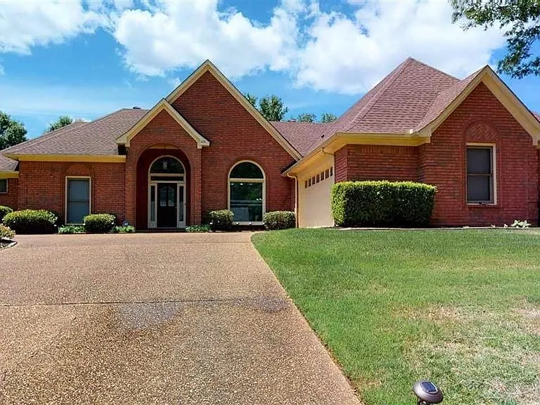 605 Alexandria Dr — Photo 1