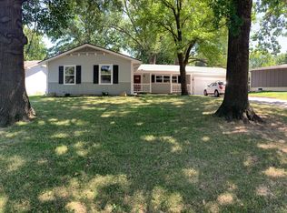 210 Yorkshire Dr, Lawrence, KS 66049