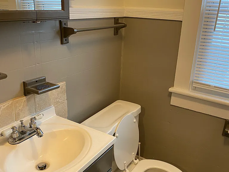 401 E Grove St #1 — Photo 8