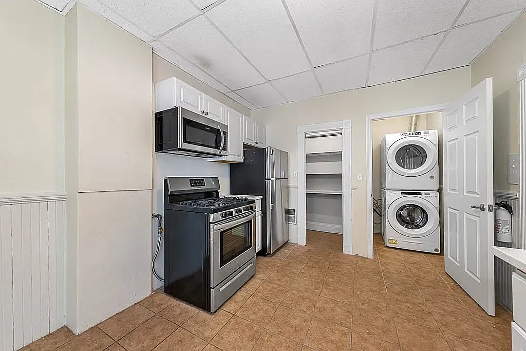 3 bed, 913 sqft, $3,425 — Photo 2