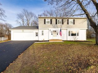 36 Round Hill Rd, Henrietta, NY 14467