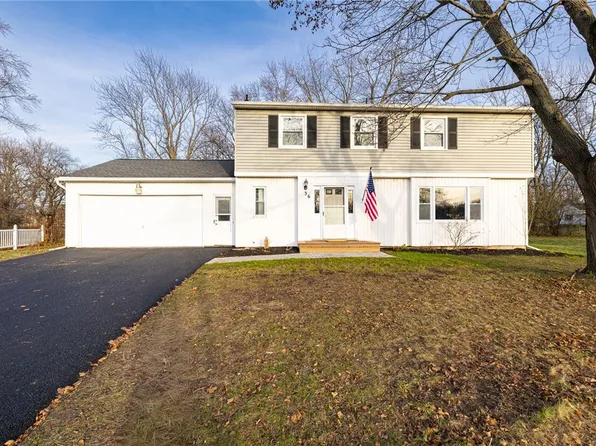 36 Round Hill Rd, Henrietta, NY 14467