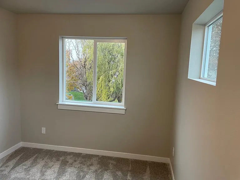 1556 NE 8th St — Photo 11