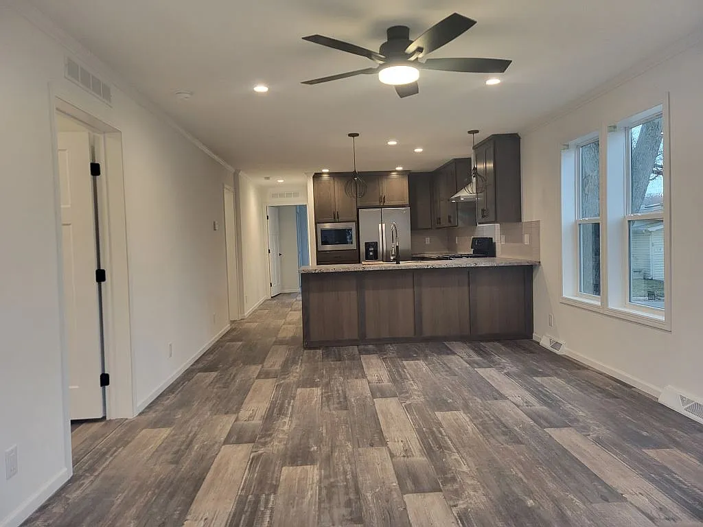 2 bed, 2.0 bath, 1095 sqft, $1,950 — Photo 3