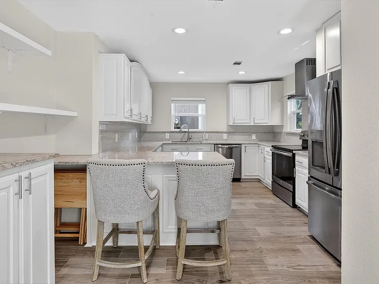 4315 Cabell Dr — Photo 8