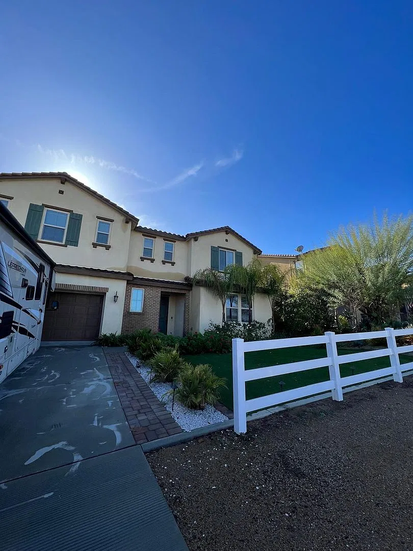 Beautiful 5 bedroom 5 bathroom home in Sycamore Creek! — Photo 1