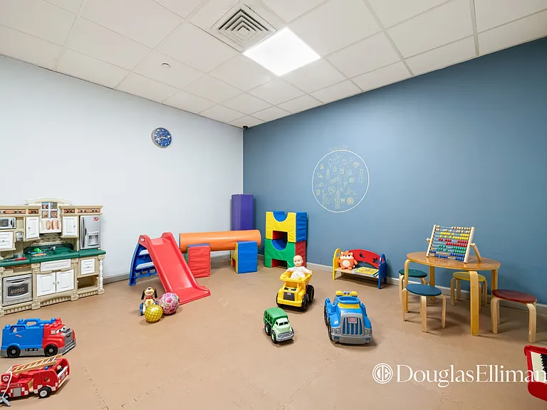 250 E 40th St #27B — Photo 16