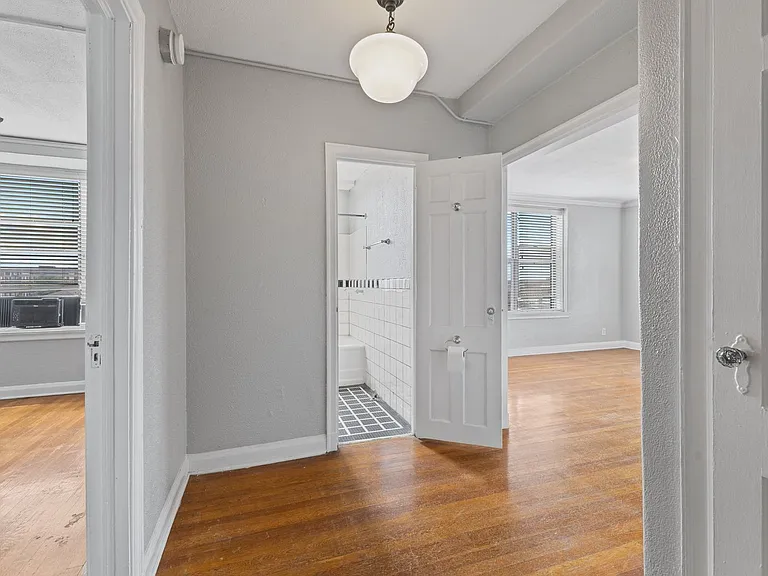 Piccadilly Apartments — Photo 23