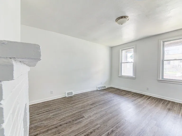 20 Sylvania Ave — Photo 5