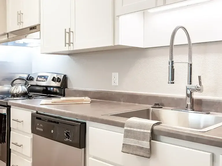 Ellinwood Apartments — Photo 15