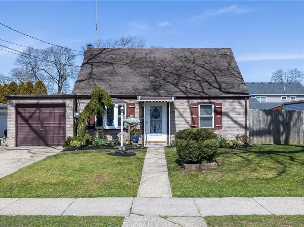 95 Cleveland Avenue, Massapequa, NY 11758