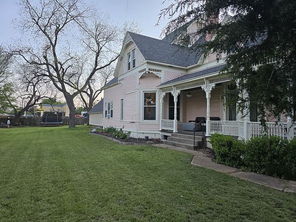 306 E Tarrant St, Bowie, TX 76230