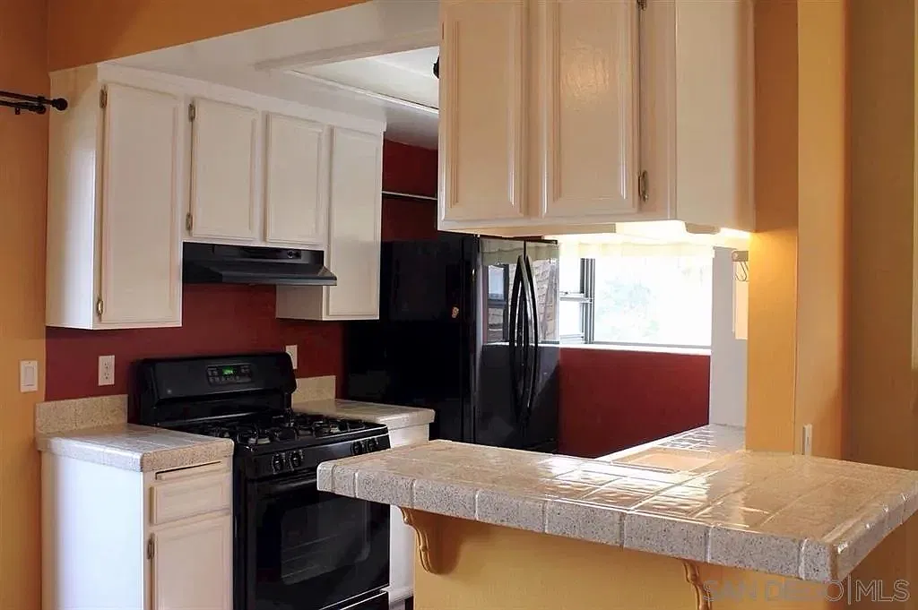 2 bed, 2.0 bath, 988 sqft, $3,200 — Photo 2