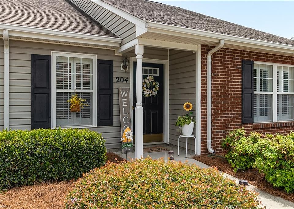 1st image of 204 Carrington Ln