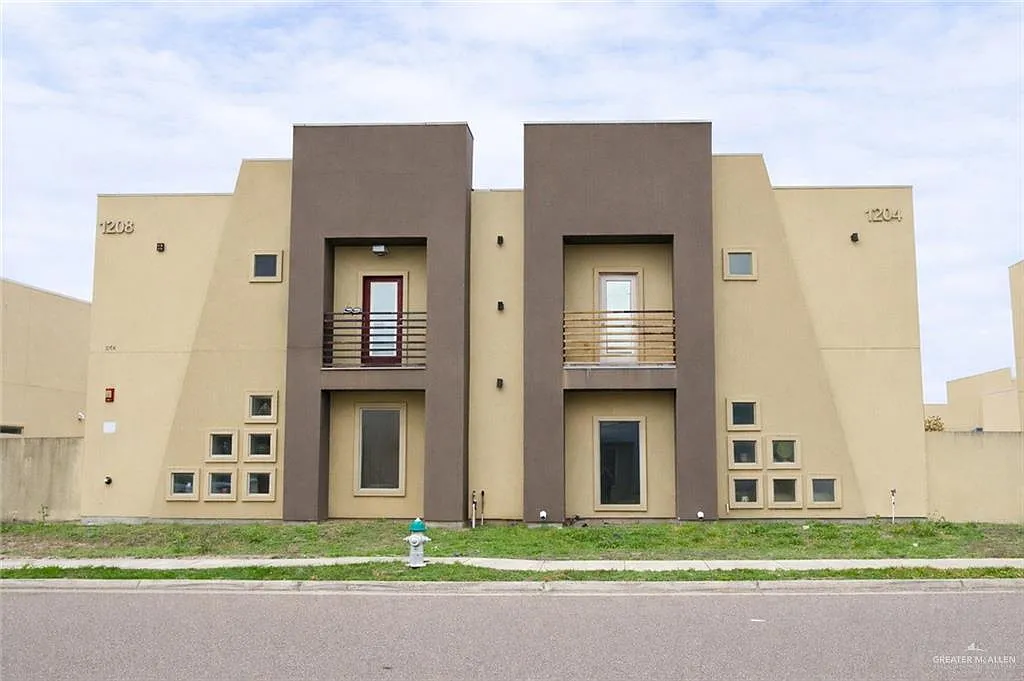 2 bed, 2.0 bath, 1170 sqft, $1,200 — Photo 1