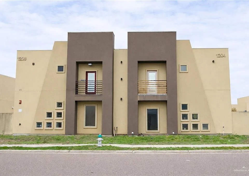 1204 E Daffodil