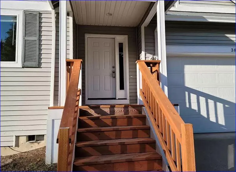 4 bed, 1600 sqft, $2,699 — Photo 2