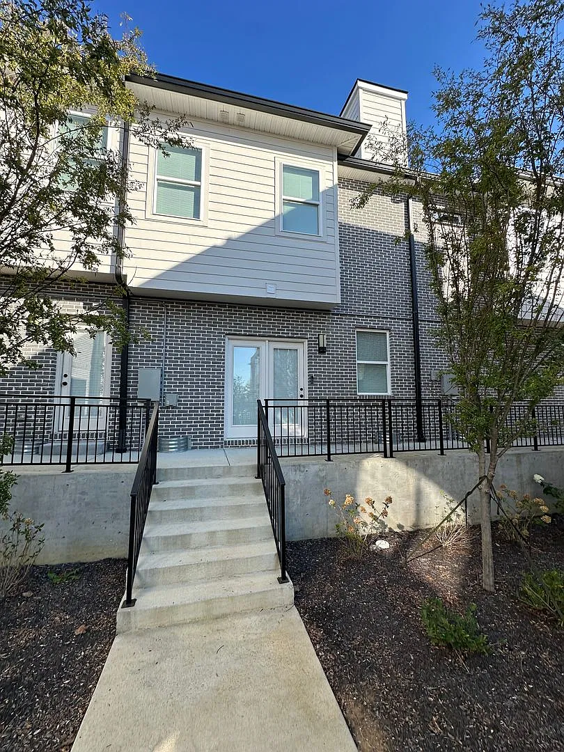 New Build Townhome With Rooftop In Lebanon! — Photo 2