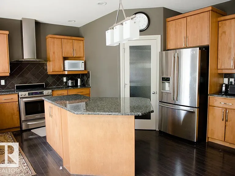6162 Maynard Cres NW — Photo 3