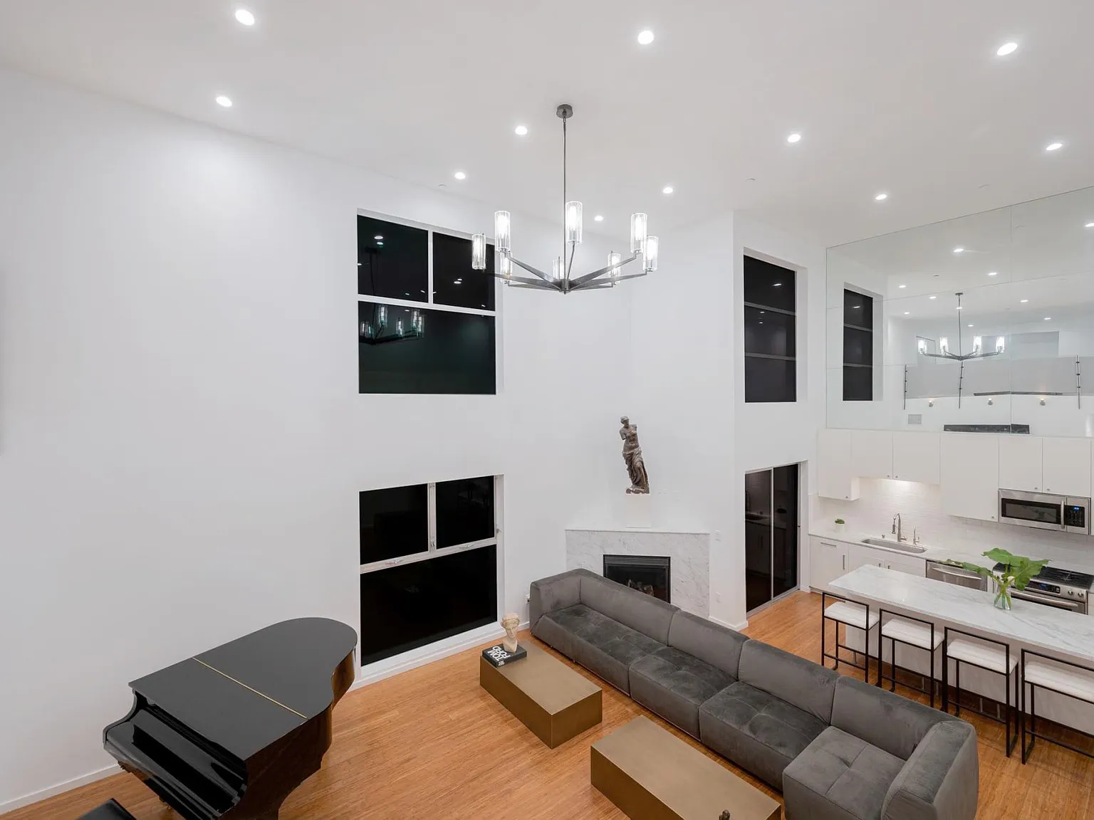 7062 Hawthorn Ave — Photo 2