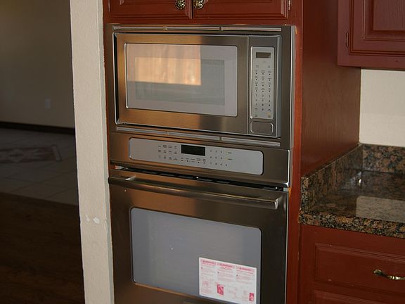Oven & microwave.