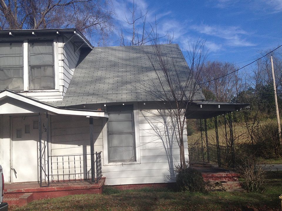 2nd image of 122 Chestnut Dr SW