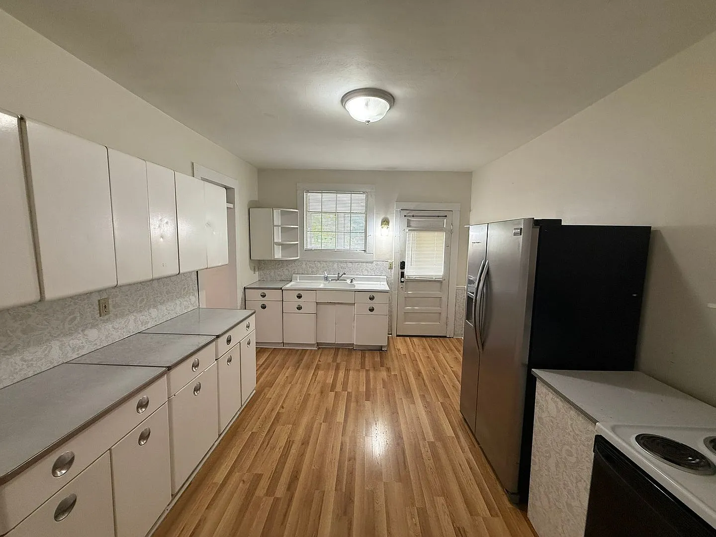 986 South East Street — Photo 2